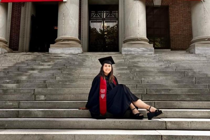 Joven se gradúa de la Universidad de Harvard