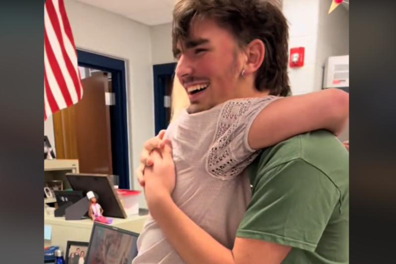 Joven se tatúa carta de exprofesora - Captura de pantalla