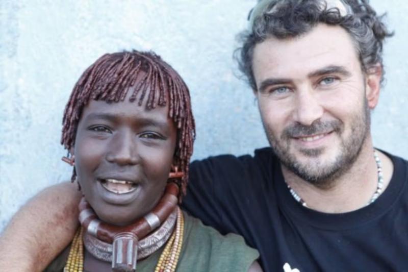 Quién era Toni Espadas, guía turístico que falleció en ataque a "Socios por el mundo"