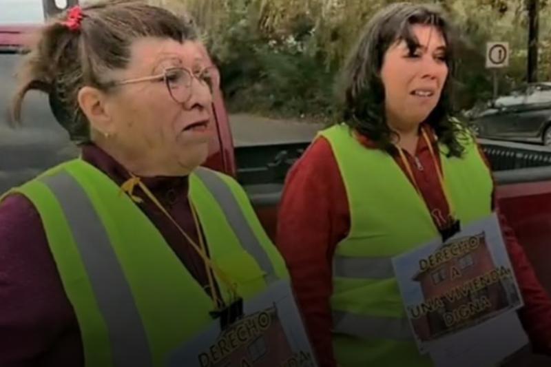 Madre e hija marchan hacia La Moneda - Créditos: El Renguino