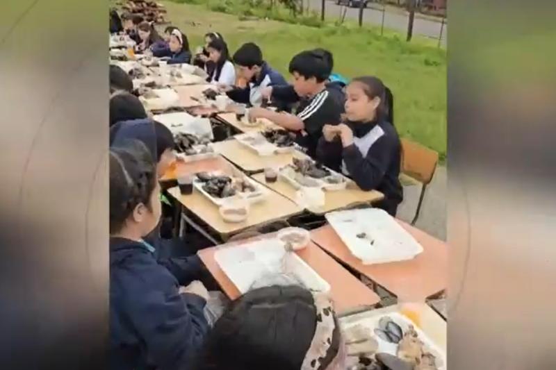 Niños de Ancud comen curanto como si fuera comida rápida