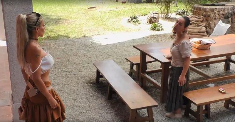 Mariela le cuenta a Oriana que Blue Mary habla a sus espaldas