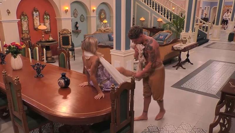 Oriana Marzoli juguetea con Rai Cerda en Ganar o Servir