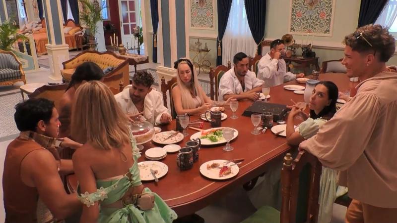 Oriana mancha a Pangal con torta en Ganar o Servir