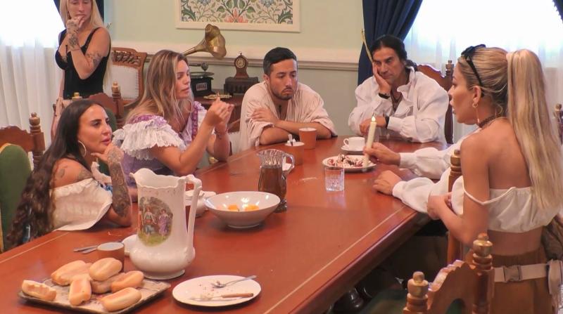 Oriana pelea con Blue Mary en Ganar o Servir