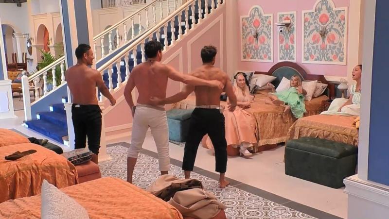 Abrazo entre los actores Austin Palao y Pangal Andrade en Ganar o Servir