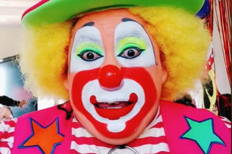 Estudiante rinde examen vestido de payaso - Captura