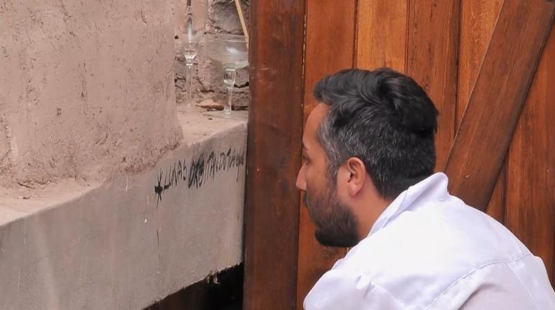 Poeta escribe en las paredes en Ganar o Servir