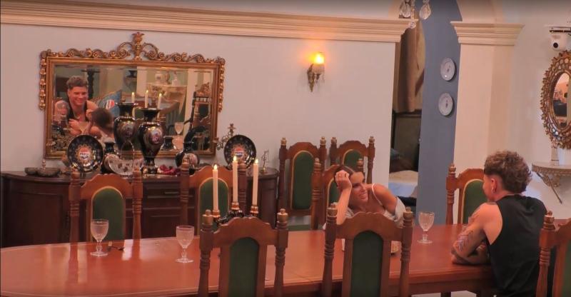 Gala y Rai en Ganar o Servir coqueteando