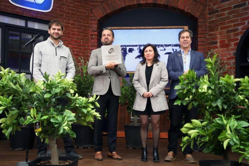 Placa conmemorativa entregada por GreenMind a Vive Sustentable por Carlo Cocina