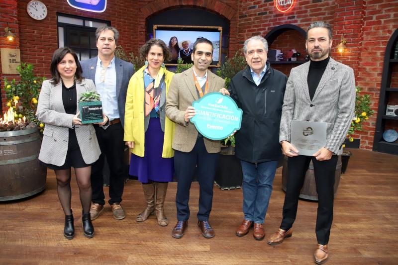 Ministerio del Medio Ambiente reconoce a 13C por ser la primera señal en transmitir un programa que mide su huella de carbono. GreenMind entrega placa conmemorativa.