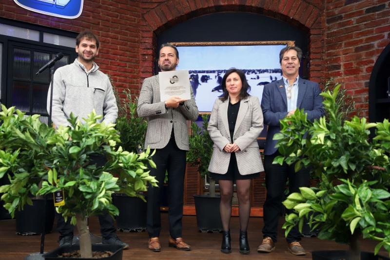 Placa conmemorativa entregada por GreenMind a Vive Sustentable por Carlo Cocina