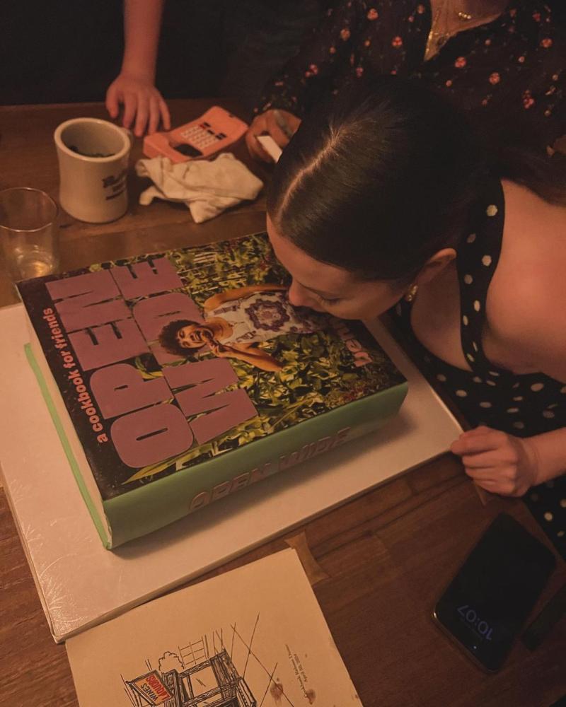 La polémica foto de Selena Gómez lamiendo una torta con la imágen de Benny Blanco - Créditos: Instagram
