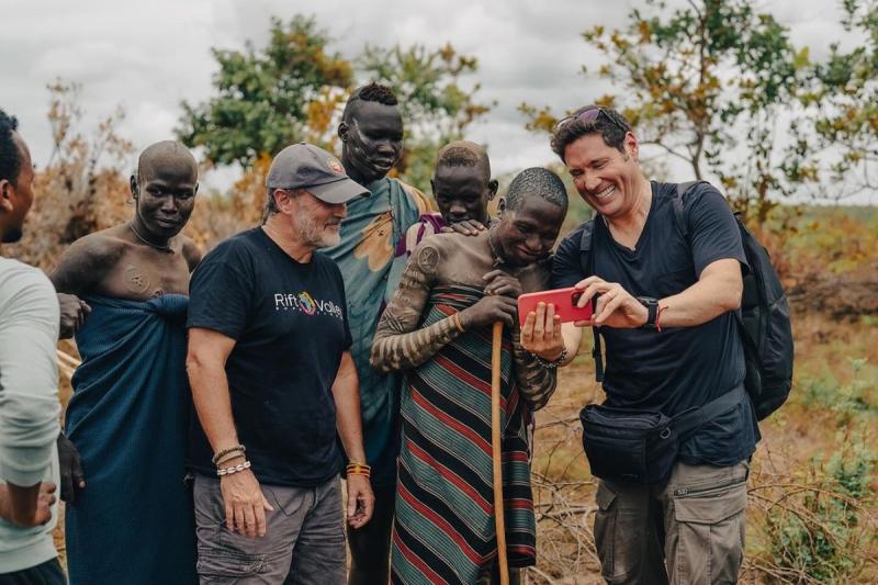Toni Espadas y el equipo de "Socios por el mundo"