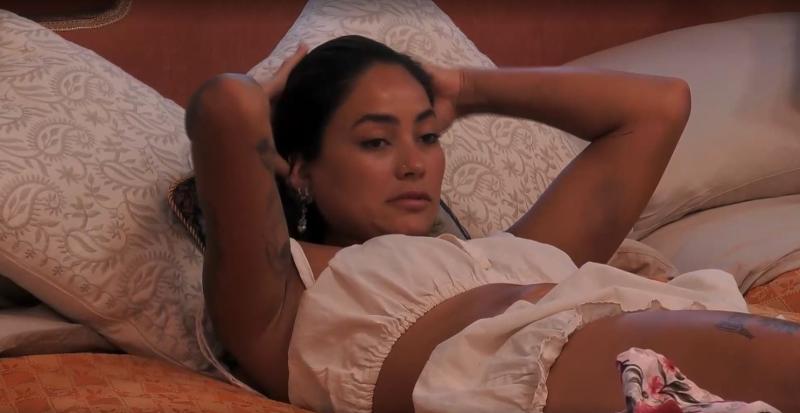 Camila a punto de lanzar un mal comentario