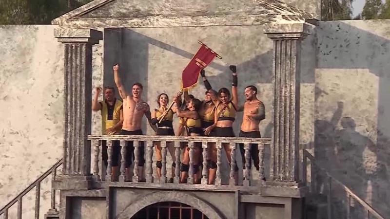 Los ganadores portando el estandarte