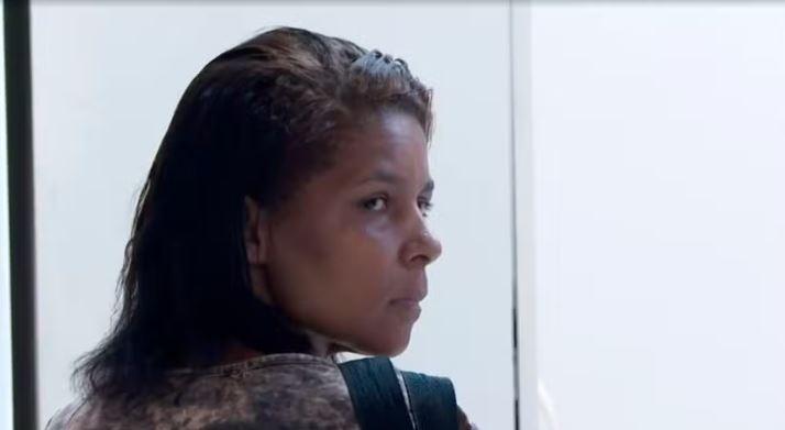 Liberan a mujer brasileña que llevó a tío muerto al banco. Créditos: O'Globo