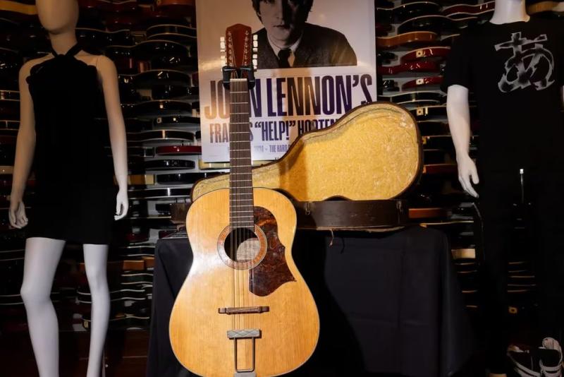 Guitarra de John Lennon es subastada por millonaria cifra en Nueva York. Créditos: Créditos: REUTERS/Caitlin Ochs