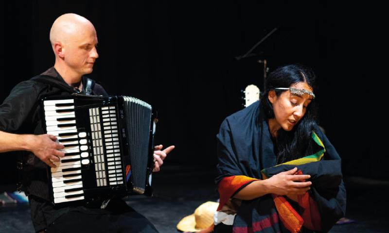 Obra de teatro basada en libro de Eduardo Galeano se presentará en bibliotecas de Santiago