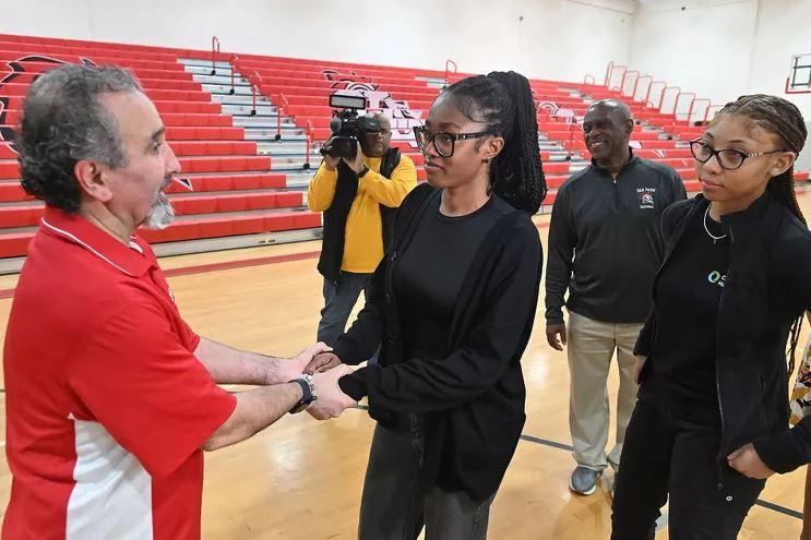 Alumnas salvaron la vida de profesor que sufrió paro cardíaco. Créditos: The Detroit News