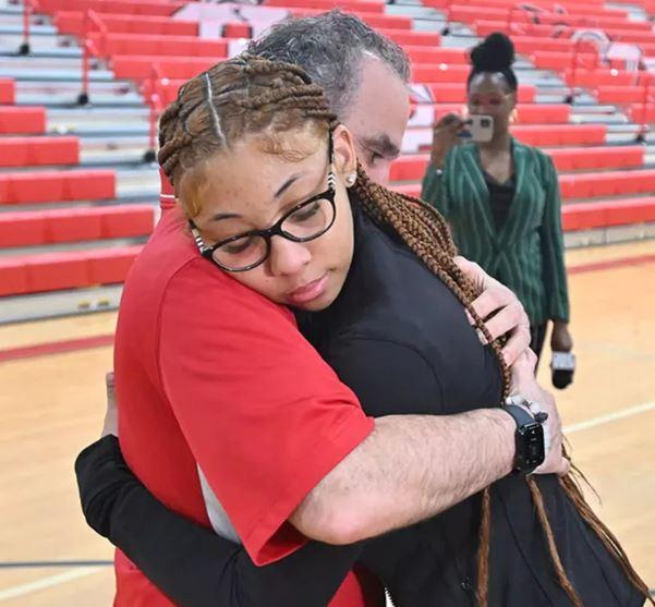 Alumnas salvaron la vida de profesor que sufrió paro cardíaco. Créditos: The Detroit News