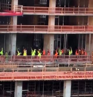 Obreros de la construcción hicieron curiosa actividad en su pausa activa. Créditos: Captura