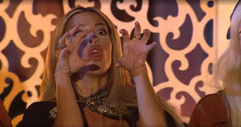 Oriana haciendo mueca de "dementora" en Ganar o Servir