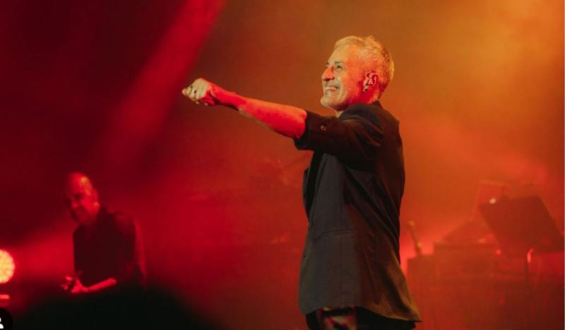 Sergio Dalma en la actualidad en un concierto en Valencia, España