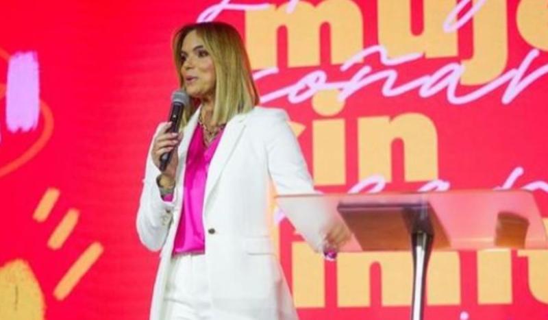 Rashel Díaz como conferencista | Instagram