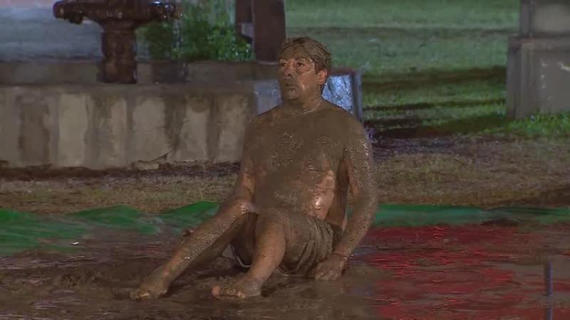 Lucha en el barro en Ganar o Servir.