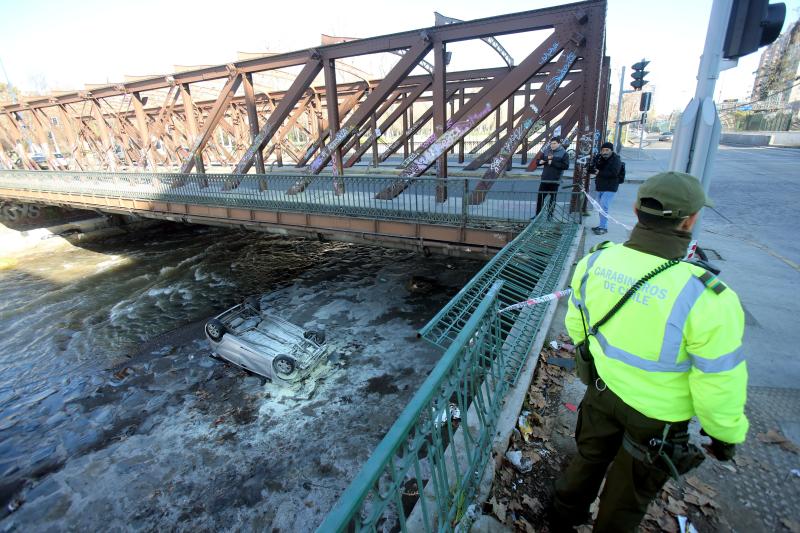 Vehículo volcado en la ribera del río Mapocho - ATON
