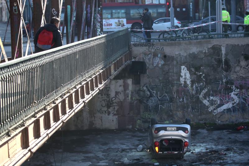 Vehículo volcado en la ribera del río Mapocho - ATON