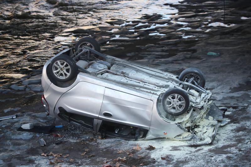 Vehículo volcado en la ribera del río Mapocho - ATON