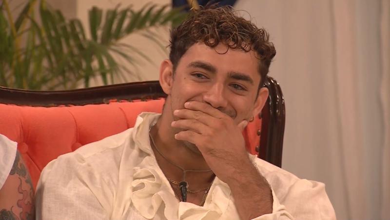 Austin Palao mira la interacción entre Julia y Fran en Ganar o Servir