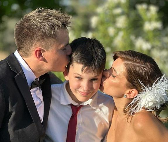 Wilma González junto a su esposo e hijo.