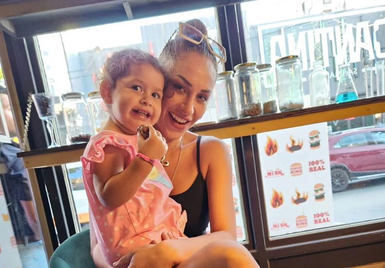 Ingrid Aceitón junto a su pequeña hija Ada.