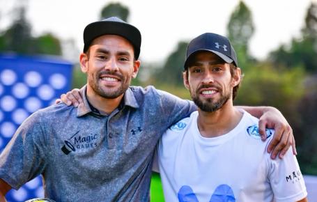 Claudio Valdivia junto a su hermano Jorge.