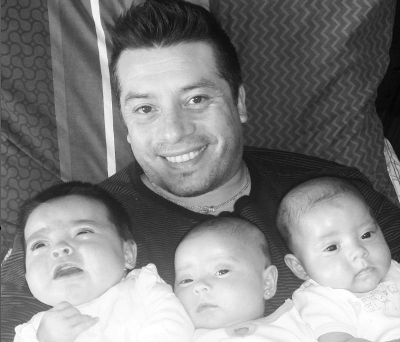 Leandro Martínez junto a sus trillizas, Emilia, Maite y Tania.