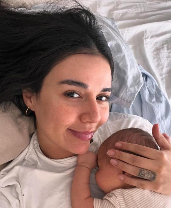 Steffi Méndez junto a su primer hijo y nieto de DJ Méndez.