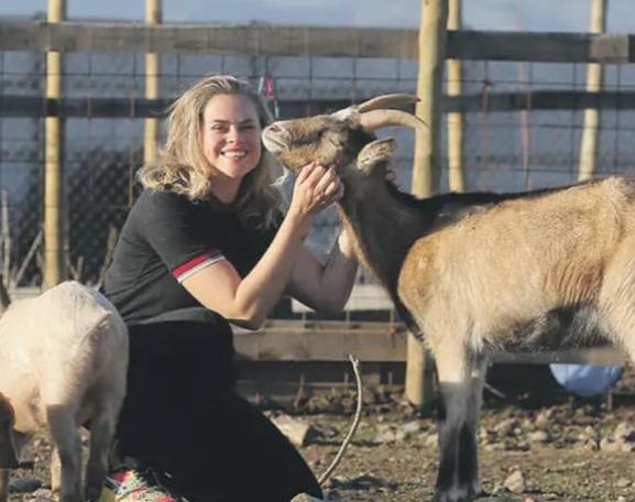 Eliana Albasetti junto a uno de sus animales del Santuario Empatía. (LUN)