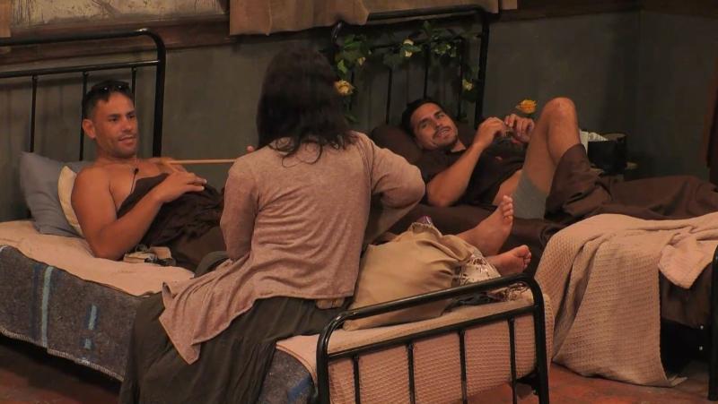 Claudio Valdivia intercambia camas con Mariela Sotomayor para escapar de Sofía Camará