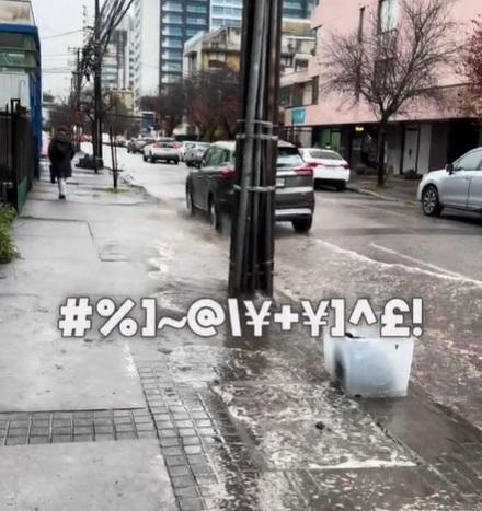 Tiktoker trasandina intentó denunciar que fue mojada por un auto en Concepción - Créditos: Captura TikTok