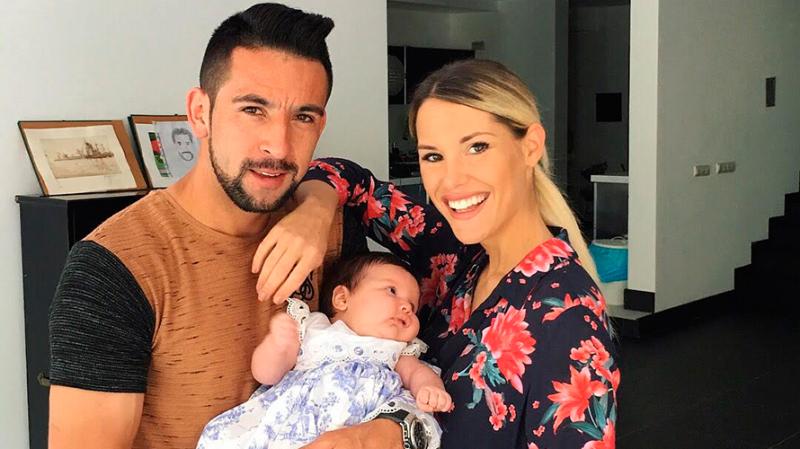 Mauricio Isla y Gala Caldirola junto a su hija Luz Elif.