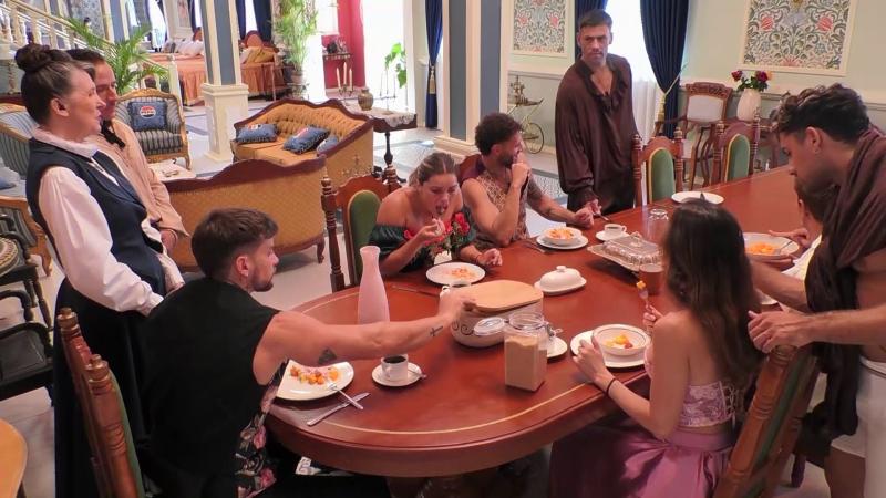 Claudio Valdivia pega con una cuchara en Ganar o Servir