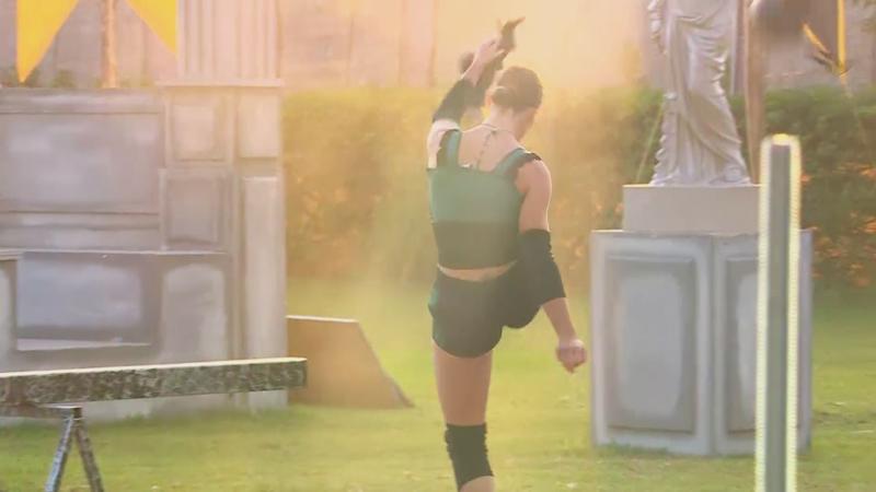 Gala patea su casco en Ganar o Servir