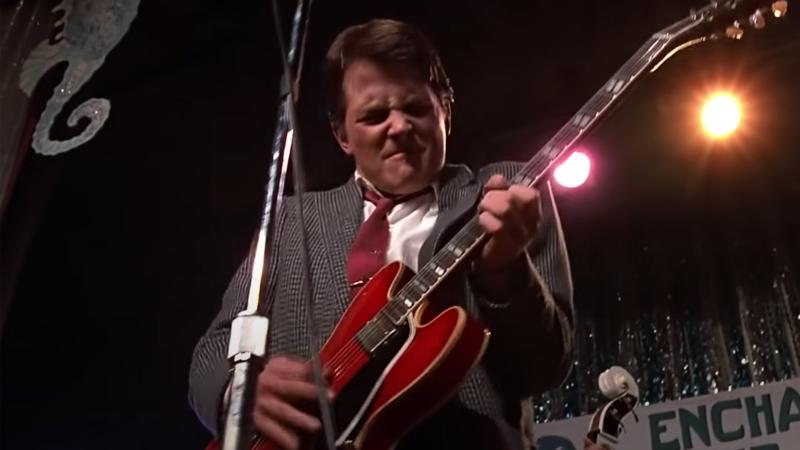 Marty McFly toca la guitarra en 'Volver al Futuro'