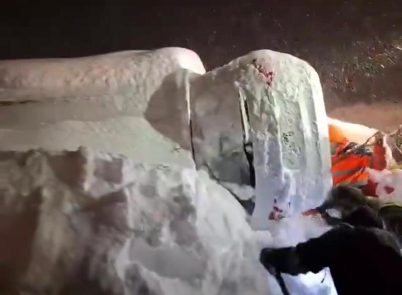 Hombre atrapado en nieve