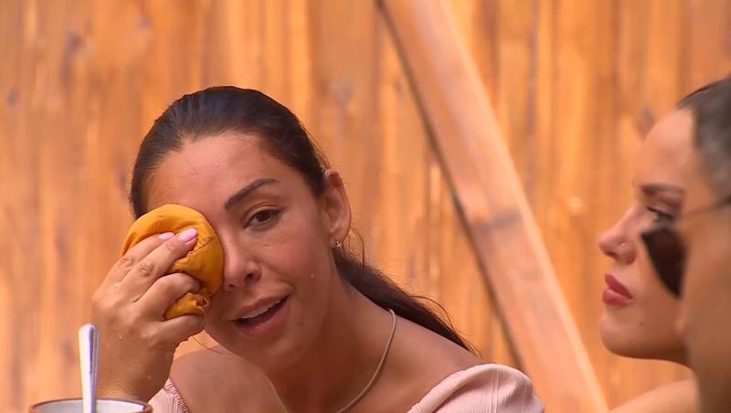 Mariela se pasa un paño en el ojo antes de pelear con Pangal