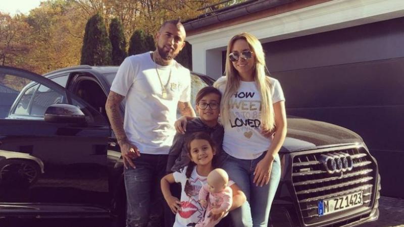 Marité Matus junto a Arturo Vidal y dos de sus tres hijos.