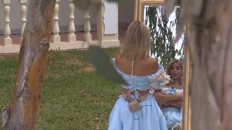 Oriana Marzoli frente a un espejo en Ganar o Servir